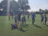 Laatste training S.K.N.W.K. JO8-1 (partijtje tegen de ouders) van maandag 2 juni 2025 (73/123)
